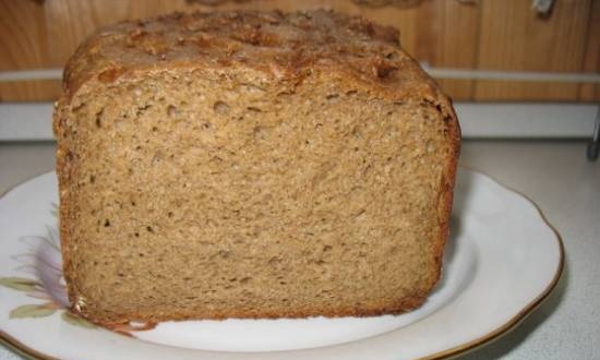 Pane di segale preparato con cardo mariano in una macchina per il pane