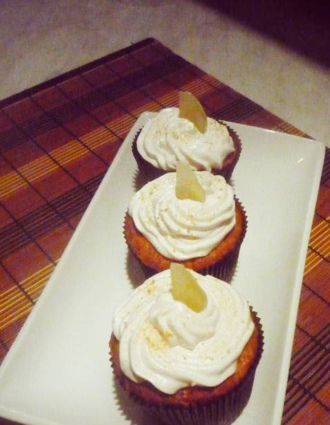 Mga cupcake na may liqueur at candied fruit