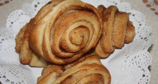 Panini tradizionali finlandesi alla cannella (korvapuusti)