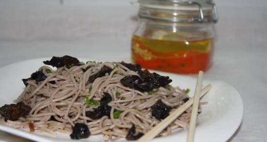 Soba met champignons (boekweitnoedels met champignons)