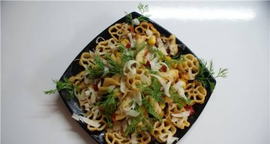 Maccheroni fiori con verdure in un multicooker Marca 37501