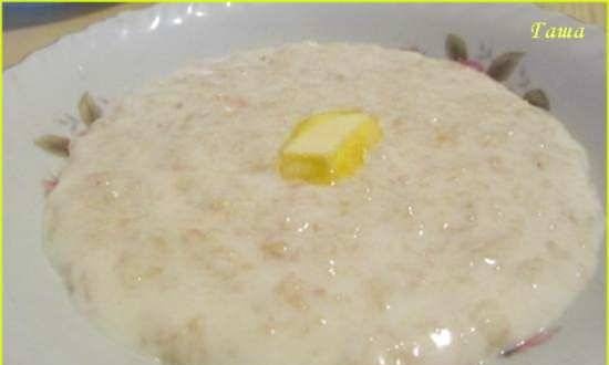 Porridge di latte erculeo con un ritardo in un multicooker Brand 502