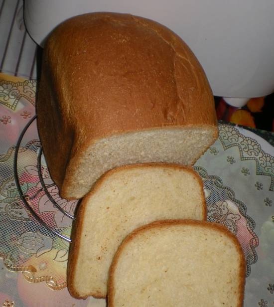 Pan de trigo con claras de huevo en una panificadora