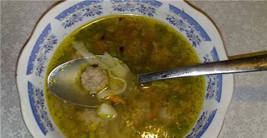 Suppe med kjøttboller og hjemmelagde nudler