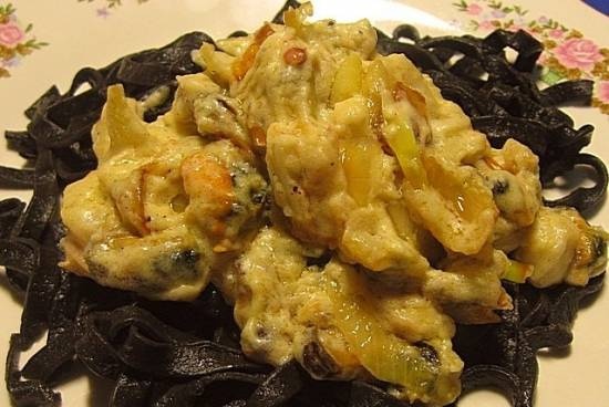 Pasta de tinta amb còctel de mar