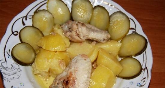 Mga pakpak ng manok na nilaga ng patatas sa gatas (Multicooker)