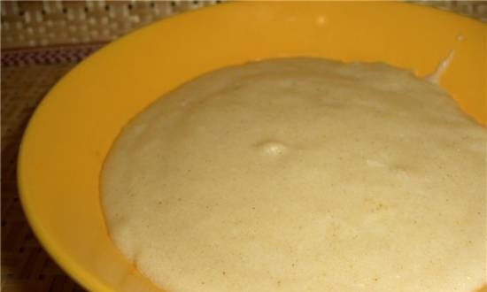 Gachas de sémola con avena de trigo en una olla de leche