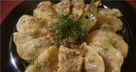 Dumplings met vlees en champignondressing.