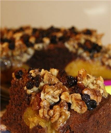 Chocolate cake with peaches and caramelized nuts.