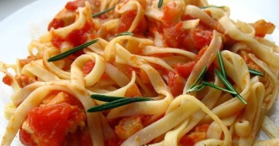 Maccheroni con la vodka in una pentola a cottura lenta