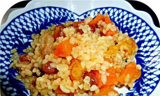 Bulgur with dried fruits and pumpkin