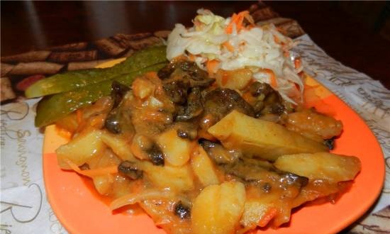 Patatas guisadas con champiñones en hierro fundido