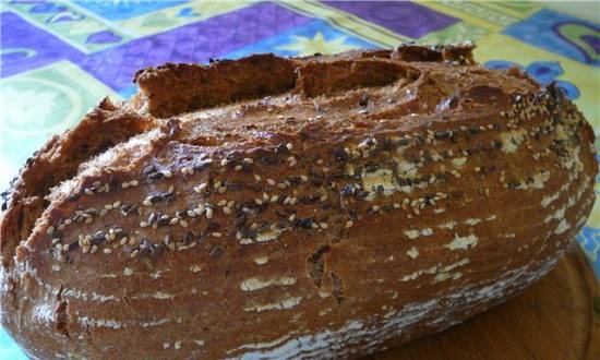 Pane di segale di grano su una pasta lunga