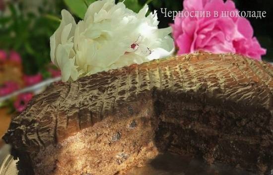 Torta di prugne ricoperta di cioccolato su un biscotto