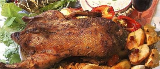 Goose stuffed with apples and baked whole from the movie Ognivo