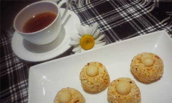 Koloboks with dates, peanuts and macadamia nuts