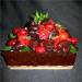 torta di fragole ricoperta di cioccolato