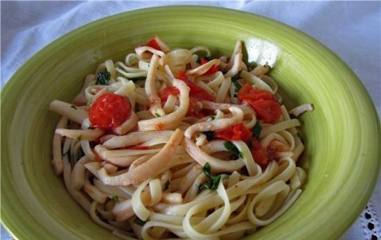 Makaron Linguini z kalmarem i pomidorkami koktajlowymi