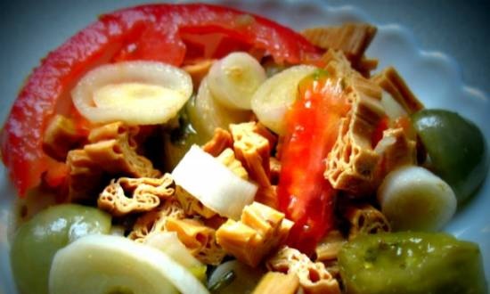 Salad măng tây đậu nành (fuju) với tỏi và dưa cải bắp