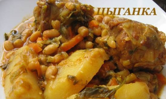 Collo di tacchino con fagioli, ceci e patate in una pentola a cottura lenta