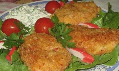 Potato-crab cutlets na may sarsa ng bawang