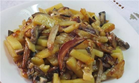 Fried potatoes with mushrooms