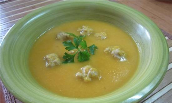 Sopa de puré de guisantes con albóndigas