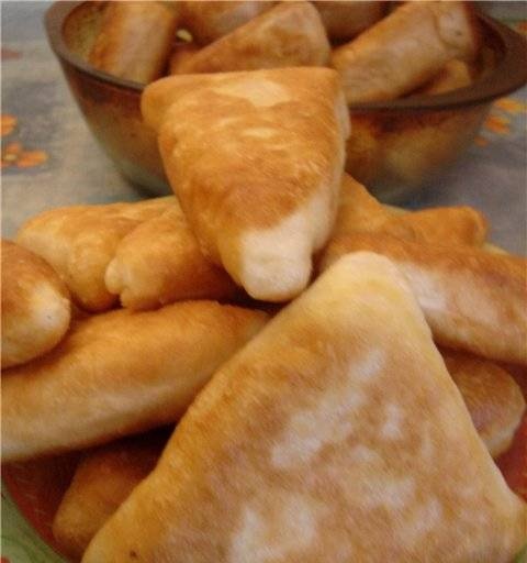 Empanadas fritas con queso y zanahorias