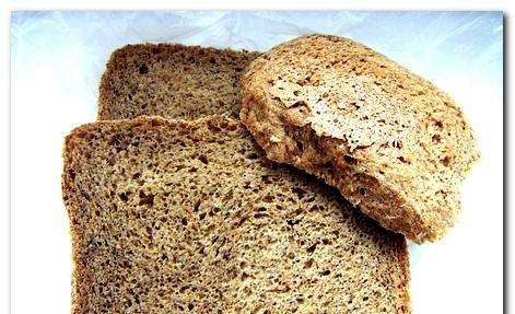 Pan de trigo y centeno con cerveza en una panificadora