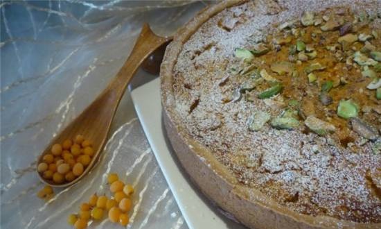 Pastel de miel y espino amarillo con manzanas