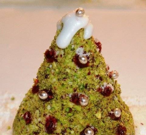 Punasan ng espongha cake Christmas tree (nakakain na mga regalo)