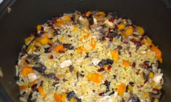 Pilaf con pollo, funghi e crespino in un multicooker Panasonic