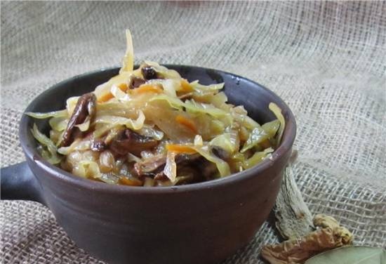 Cabbage stewed with dry mushrooms