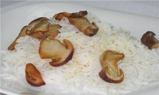 Gekookte rijst met champignons