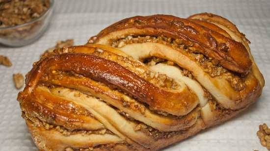 Kranz with boiled condensed milk and walnuts (cold dough)