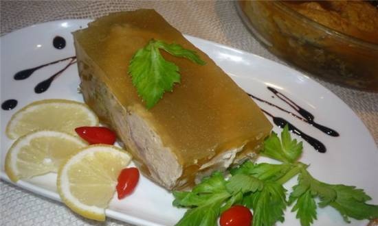 Stuffed carp in spicy jelly