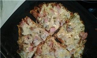 Pizza con salsiccia affumicata