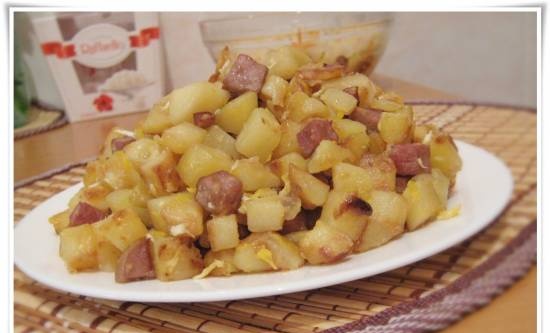 Mga piniritong patatas na may porcini na kabute sa isang mabagal na kusinilya