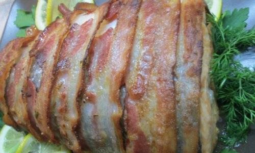 Salmon sa bacon na pinalamanan ng mga peras, kabute at mga mani