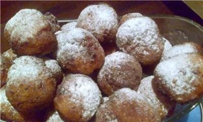 Donuts de requesón con cerezas en un taco eléctrico