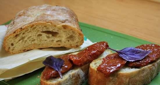 Pane bianco con pomodori secchi