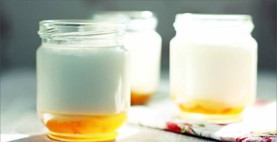 Zelfgemaakte yoghurt met jam