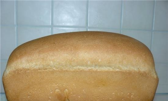 Pan de mesa blanco con manzana (masa madre) en el horno