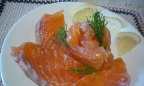 Pittige zalm, licht gezouten (naar het recept van Y. Vysotskaya)