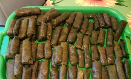 Dolma sa istilong Moldavian sa isang mabagal na kusinilya