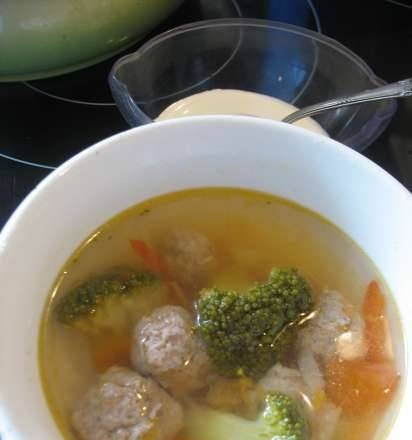 Sopas na may mga bola-bola at broccoli para sa multicooker na Redmond RMC-01