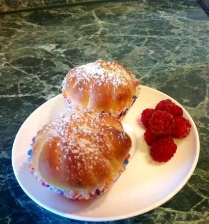 Brioches with raspberries