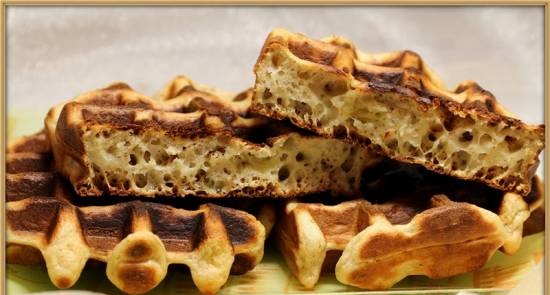 Waffle alla banana con noci (senza uova)