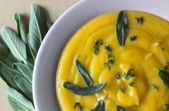 Purea di zucca con salvia e timo in un multicooker Redmond