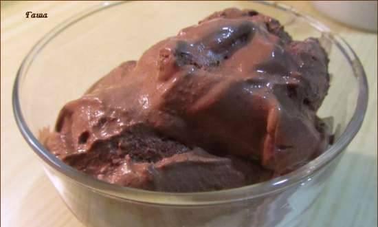 Gelato allo yogurt al cioccolato nella gelatiera marca 3811